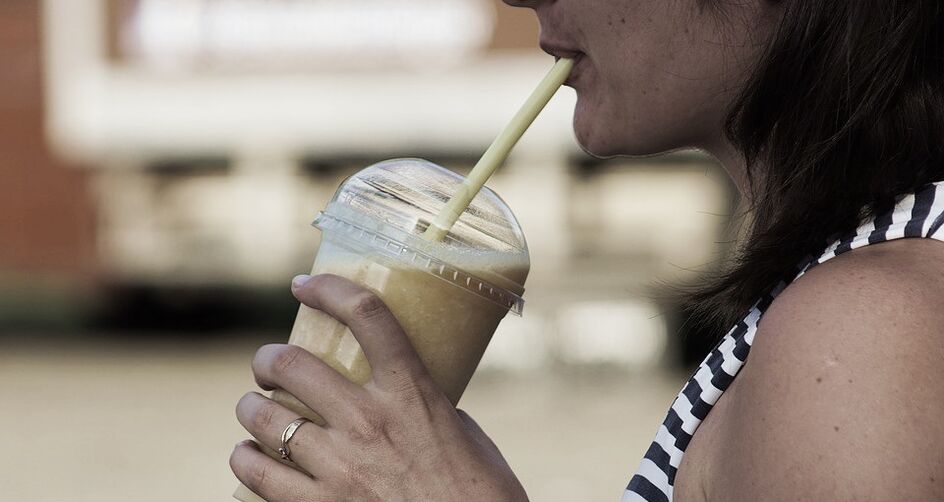 Девушка пьет смузи для похудения